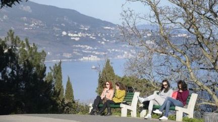 Ambiance détendue en face du palais de Livadia à Yalta, le 5 mars 2014. ( AFP PHOTO / ALEXANDER NEMENOV)