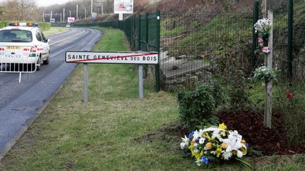 Dépôt de fleurs à l'endroit où a été retrouvé le corps de Ilan Halimi en 2006, à la sortie de la commune de Sainte-Geneviève-des-Bois (Essonne).
 (JACK GUEZ / AFP)