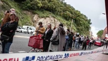 Lundi 11 mai, des regroupements ont été observés à la frontière avec l’Espagne. Des fumeurs se précipitent pour acheter leurs paquets de cigarettes deux fois moins cher. Au Perthus, dans les Pyrénées-Orientales, le maire se dit débordé et a décidé de limiter l’accès à sa commune. (FRANCE 2)