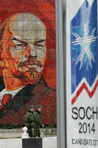 Sochi, le 23 février 2007 : Lénine fait face à l'affiche de candidature de la station balnéaire aux JO d'hiver de 2014. (AFP PHOTO/MAXIM MARMUR)