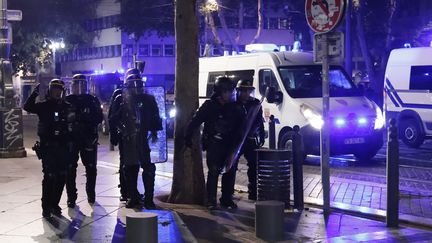 Des policiers dans le centre-ville de Marseille lors des violences urbaines, le 29 juin 2023. (PENNANT FRANCK / MAXPPP)