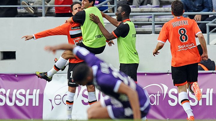 La col&egrave;re du Toulousain Etienne Capoue apr&egrave;s l'ouverture du score des Lorientais, le 21 avril 2013. (REMY GABALDA / AFP)