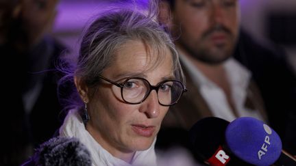 Catherine Nave-Bekhti s'adresse aux journalistes après une réunion entre les syndicats et le ministre français de l'Education au ministère de l'Education à Paris, le 13 octobre 2023. (GEOFFROY VAN DER HASSELT / AFP)