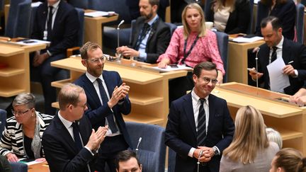 Le chef du parti des Modérés,&nbsp;Ulf Kristersson a été élu Premier ministre par le Parlement suédois,&nbsp;le 17 octobre 2022. Il a reçu le soutien inédit et influent de l'extrême droite des Démocrates de Suède (SD). (JONATHAN NACKSTRAND / AFP)