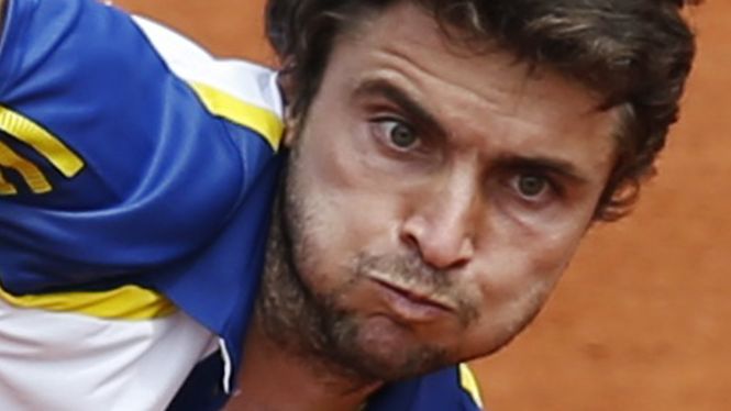 Gilles Simon souffle lors de son match de premier tour de Roland-Garros contre l'Australien Lleyton Hewitt, le 26 mai 2013.&nbsp; (VINCENT KESSLER / REUTERS)