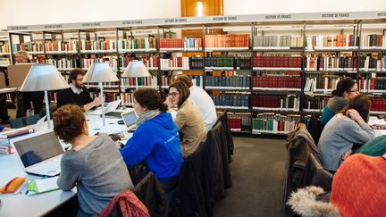 Des &eacute;tudiants travaillent dans une salle de lecture de la Sorbonne &agrave; Paris, le 21 janvier 2014. (  MAXPPP)