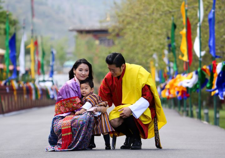 Jigme Khesar Namgyel Wangchuck, le roi du Bhoutan, avec son épouse la reine Jetsun Pema et leur fils&nbsp;The Gyalsey Jigme Namgyel, le 1er mai 2017 à&nbsp;Thimphou (Bhoutan). (ROYAL OFFICE FOR MEDIA BHUTAN / AFP)