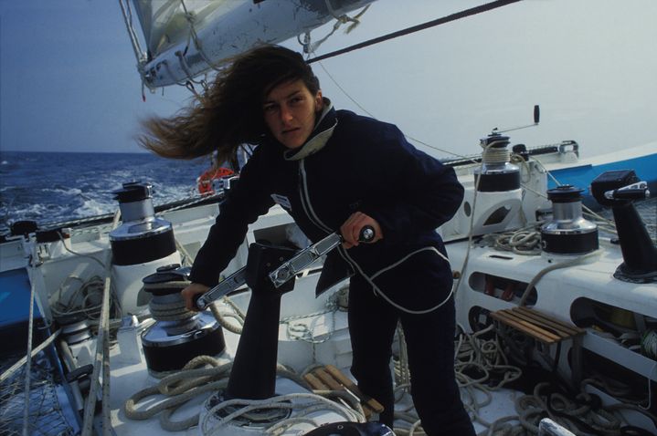 La navigatrice Florence Arthaud à bord de son trimaran "Biotherm", le 23 mai 1984. (THIERRY RANNOU / GAMMA-RAPHO)