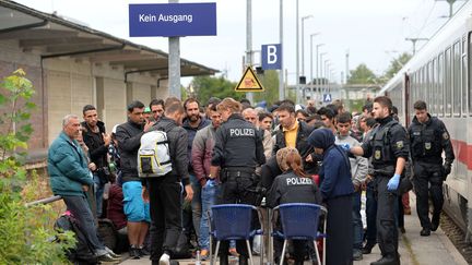 Des policiers contr&ocirc;lent l'identit&eacute; de r&eacute;fugi&eacute;s, &agrave; Frailassing, en Allemagne, le 14 septembre 2015. (KERSTIN JOENSSON / AP/SIPA)