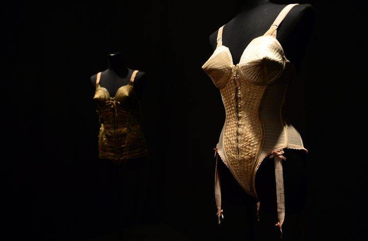 Du corset aux seins icôniques de Madonna en passant par ses tenues punk ou ses sirènes en tenue de mariée, l'exposition présente 130 ensembles couture et prêt-à-porter nés de son imagination visionnaire depuis 40 ans. Des photos aussi, des dessins, ses parfums et la photo de sa grand-mère aux célèbres corsets, ou encore l'ours en peluche Nana, victime de ses premiers essais maladroits quand il avait six ans.
 (EMMANUEL DUNAND / AFP)