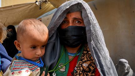 Une villageoise afghane et son enfant (illustration). (ELISE BLANCHARD / AFP)