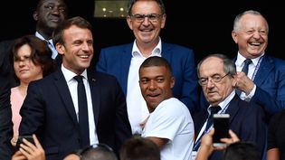 L'attaquant de l'équipe de France Kylian Mbappé aux côtés du président de la FFF, Noël Le Graët, lors d'un match de la Coupe du monde féminine de football, le 7 juillet 2019. (PHILIPPE DESMAZES / AFP)