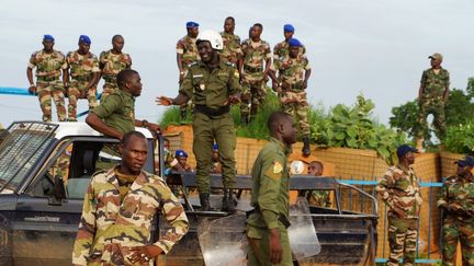 Des membres des forces de l'ordre nigériennes à Niamey, durant une manifestation de soutien aux putschistes, le 11 août 2023. (BALIMA BOUREIMA / ANADOLU AGENCY / AFP)