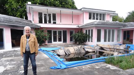 L'homme d'affaire français Christian de Berdouare devant une villa ayant appartenue au narcotrafiquant Pablo Escobar, le 13 janvier 2016 à Miami (Floride, Etats-Unis). (DIEGO URDANETA / AFP)