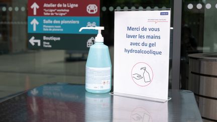 Une bouteille de gel hydroalcoolique à l'entrée d'un musée de Toulouse (Haute-Garonne), le 21 mai 2020. (ADRIEN NOWAK / HANS LUCAS / AFP)