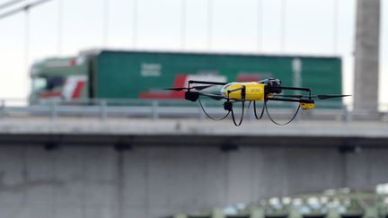 Un drone assure la surveillance d'un pont à Roquemaure (Vaucluse). (BORIS HORVAT / AFP)