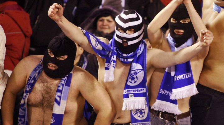 Des supporters du Zenit Saint-Petersbourg lors d'un match contre Rosenborg, le 23 f&eacute;vrier 2006, &agrave; Saint-Petersbourg (Russie). (DMITRY LOVETSKY/AP/SIPA / AP)