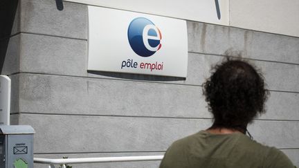 Un homme devant une agence de Pôle emploi à Hyères (Var), le 9 juillet 2022. (MAGALI COHEN / HANS LUCAS / AFP)