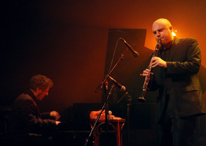 Denis Cuniot au piano, Yom à la clarinette, sur scène à Paris (9 décembre 2008)
 (Pierre Verdy / AFP)