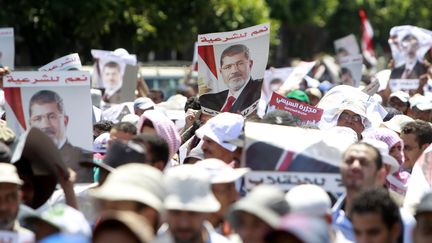 Des soutiens du pr&eacute;sident d&eacute;chu Mohamed Morsi d&eacute;filent dans les rues du Caire, en Egypte, mardi 30 juillet 2013.&nbsp; (MOHAMED ABD EL GHANY / REUTERS )