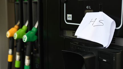 Pénurie de carburants : les stations-service essaient de gérer l'afflux de véhicules