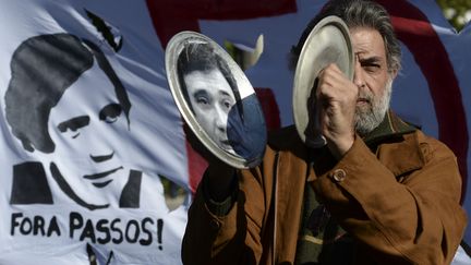 Un homme frappe des cymbales lors du passage du Premier ministre portugais, Pedro Passos Coelho, &agrave;&nbsp;Lisbonne&nbsp;(Portugal), le 20 mai 2013. (FRANCISCO LEONG / AFP)