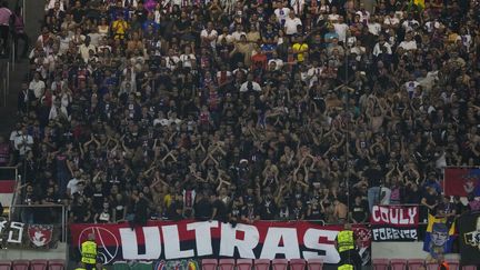 Les supporters du PSG dans l'Estadio de la Luz de Lisbonne lors du match de Ligue des champions entre le Benfica et Paris, le 5 octobre 2022. (ARMANDO FRANCA / AP)