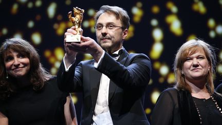 Le r&eacute;alisateur roumain Calin Peter Netzer, r&eacute;compens&eacute; de l'Ours d'or, &agrave; la Berlinale, le 16 f&eacute;vrier 2013. (FABRIZIO BENSCH / REUTERS)