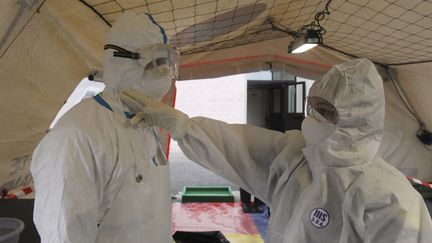 Des militaires r&eacute;alisent un exercice de simulation pour faire face &agrave; l'&eacute;pid&eacute;mie d'Ebola &agrave; Nogent-le-Rotrou (Eure-et-Loir), le 23 octobre 2014. (JEAN-FRANCOIS MONIER / AFP)