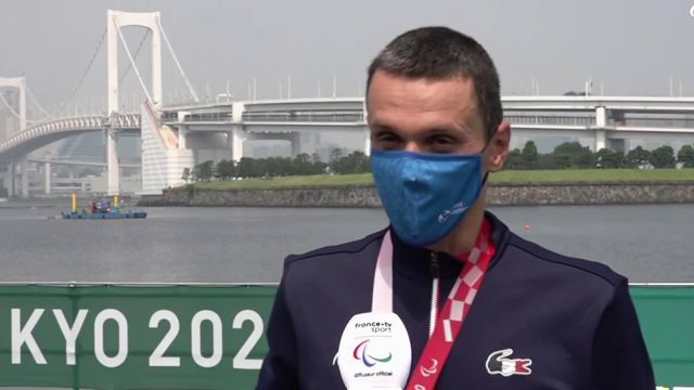 Écoutez la première réaction du tout nouveau champion paralympique de triathlon Alexis Hanquinquant. Le Français s'est imposé en à peine une heure dans la catégorie PTS4 de para triathlon. Il devance de plus de 3 minutes 45 le Japonais Uda. L'Espagnol Sanchez Palomero complète le podium.