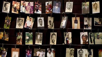  (Des photos des victimes affichées dans le mémorial du génocide de Kigali © Ben Curtis/AP/SIPA)