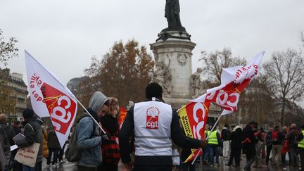 Des manifestants de la CGT lors d'un rassemblement à Paris, le 1er décembre 2018. (ZAKARIA ABDELKAFI / AFP)