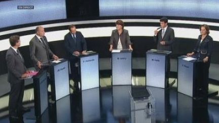 Les six candidats à la primaire socialiste sur le plateau de l'émission "Des paroles et des actes". (France Télévisions)