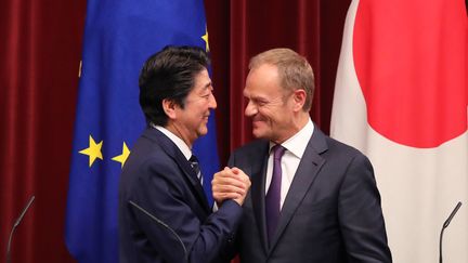 Shinzo Be, Premier ministre du Japon (à gauche) et Donald Tusk, président du Conseil européen (à droite) à une conférence de presse à Tokyo (Japon), le 17 juillet 2018. (TETSU JOKO / YOMIURI)