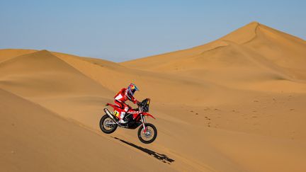 Sam Sunderland (KTM), le nouveau leader de la catégorie motos à l'issue de la 3e étape du Dakar. (FLORENT GOODEN / DPPI / AFP)