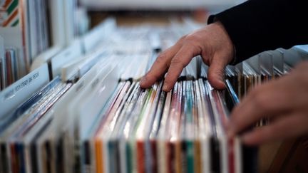 Un homme cherche un disque vinyl chez un disquaire à Paris, en février 2020 (illustration). (MARTIN BUREAU / AFP)