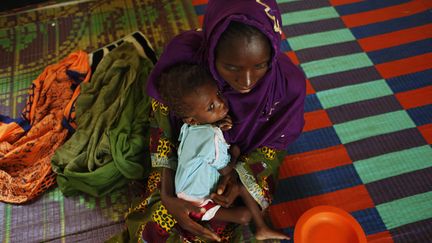 Une m&egrave;re et sa fille dans un centre de nutrition d'Action contre la faim &agrave;&nbsp;Selibaby en Mauritanie, le 3 juin 2012.&nbsp; (SUSANA VERA / REUTERS)