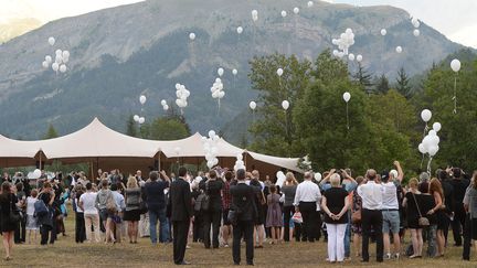 Les participants &agrave; la c&eacute;r&eacute;monie ont l&acirc;ch&eacute; 149 ballons, vendredi 24 juillet 2015, au Vernet (Alpes-de-Haute-Provence), en hommage aux victimes du crash de l'A320 de la Germanwings. (BORIS HORVAT / AFP)