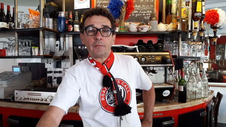 Yannick, le patron du bar Aux Sports dans le 15eme arrondissement de Paris. (BENJAMIN ILLY / RADIO FRANCE)