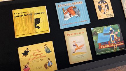 Exemplaires des albums du Père Castor exposés à la Galerie Gallimard à Paris, 8 septembre 2021 (Laurence Houot / FRANCEINFO CULTURE)