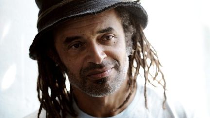 Yannick Noah à la prison de Saint-Martin-de-Ré dans le cadre de son "Carceral tour 2010", le 27 juillet 2010. (AFP PHOTO / XAVIER LEOTY)