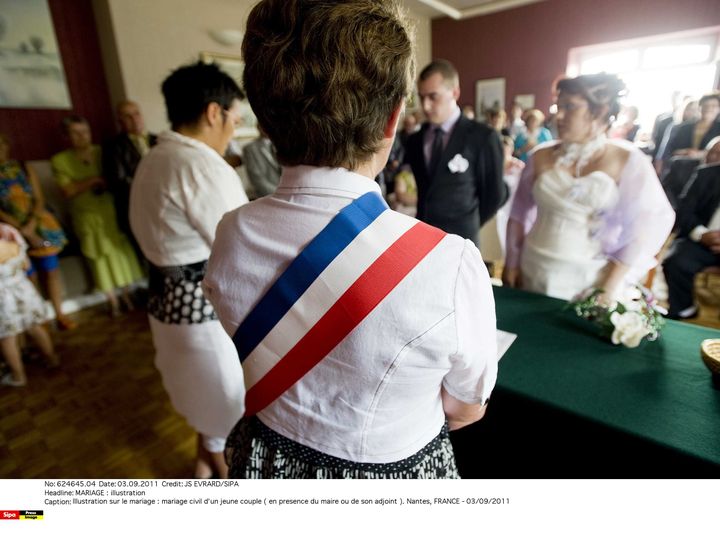 Le maire célèbre les mariages, enregistre les déclarations de naissance et de décès et tient les registres d'état civil. (JS EVRARD / SIPA)