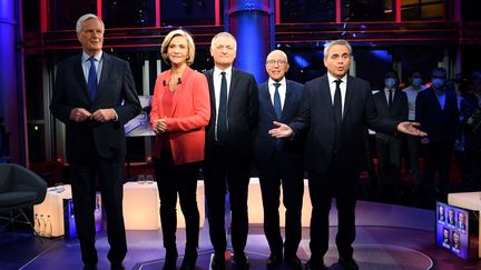 De gauche à droite, Michel Barnier, Valérie Pécresse, Philippe Juvin, Eric Ciotti et Xavier Bertrand, le 8 novembre 2021, sur le plateau de la chaîne LCI à Boulogne-Billancourt (Hauts-de-Seine). (BERTRAND GUAY / POOL)