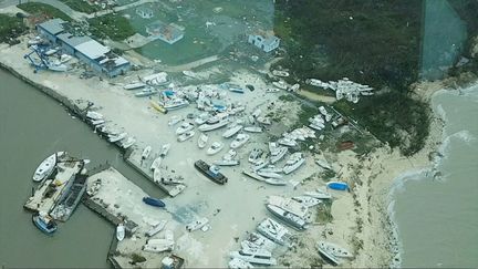 Sur l'île d'Abaco, l'une des plus touchées par Dorian, les&nbsp;vagues ont emporté les bateaux sur la terre ferme.&nbsp;L'ouragan a fait au moins huit morts dans l'archipel, selon les premiers bilans.&nbsp; (SOCIAL MEDIA / REUTERS)