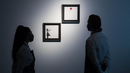 "La fille au ballon" en diptyque de Banksy (2005) présentée à la presse, le 1er octobre 2021.&nbsp;&nbsp; (WIKTOR SZYMANOWICZ / ANADOLU AGENCY)