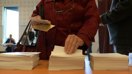 Une électrice dans un bureau de vote à Portes-lès-Valence (Drôme), le 23 avril 2017. (CHRISTOPHE ESTASSY / CITIZENSIDE / AFP)