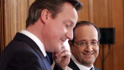 Le Premier ministre britannique, David Cameron, et le pr&eacute;sident fran&ccedil;ais, Fran&ccedil;ois Hollande, le 10 juillet 2012 &agrave; Londres. (CHESNOT / SIPA)