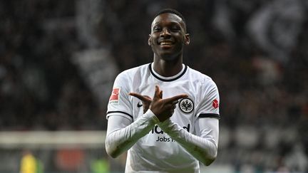 Randal Kolo Muani fait partie des joueurs français à avoir quitté la France, à l'été 2022, pour rejoindre l'Eintracht Francfort en Allemagne. (ARNE DEDERT / AFP)