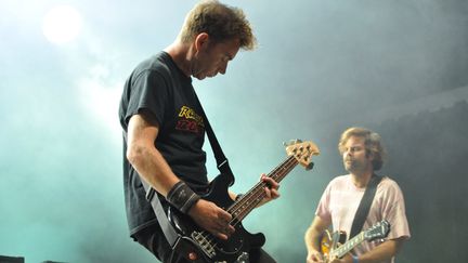 Les musiciens de Slowdive ont l'air de jammer comme des ados dans leur garage avec leur dégaine de jeunes.
 (Olivier Flandin / FTV)