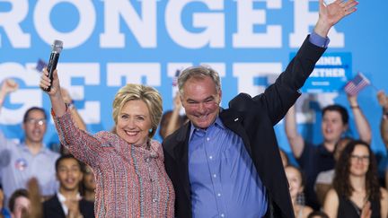 Hillary Clinton, candidate à la Maison Blanche, aux côtés de Tim Kaine, sénateur de Virginie, lors d'un meeting à Annandale (Etats-Unis), le 14 juillet&nbsp;2016. (SAUL LOEB / AFP)